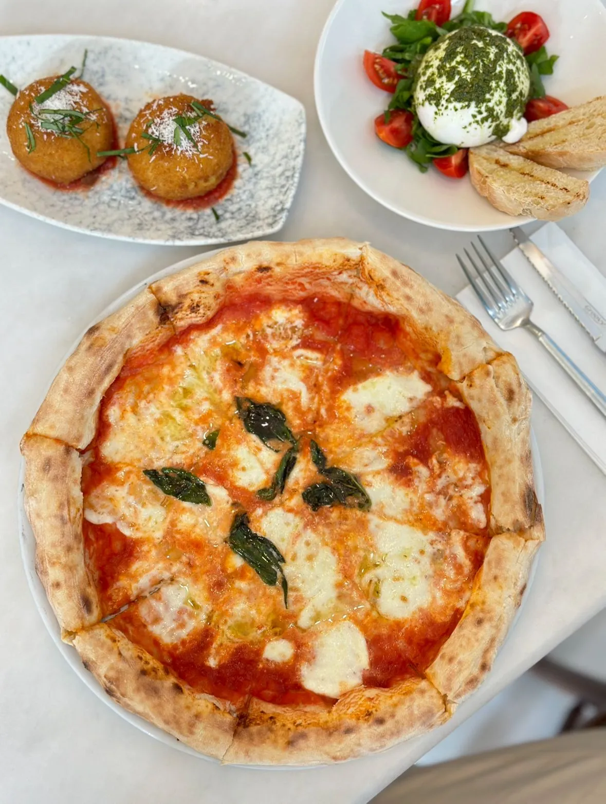 Il Pellicano mozerella pizza.