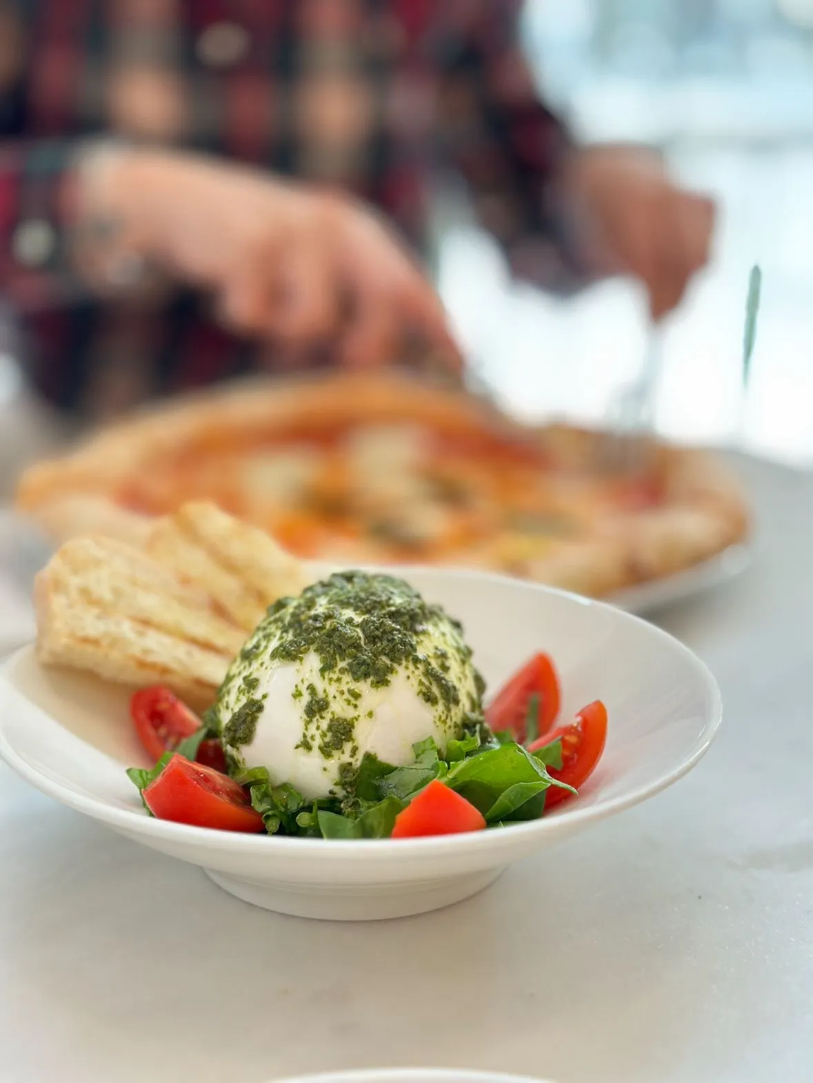 Oggusto Salvatore Cannetiello – Şeflerin Lezzet Rotaları. Şefin Il Pellicano restoranında başlangıç olarak tercih ettiği burrattalı ve domatesli salata.