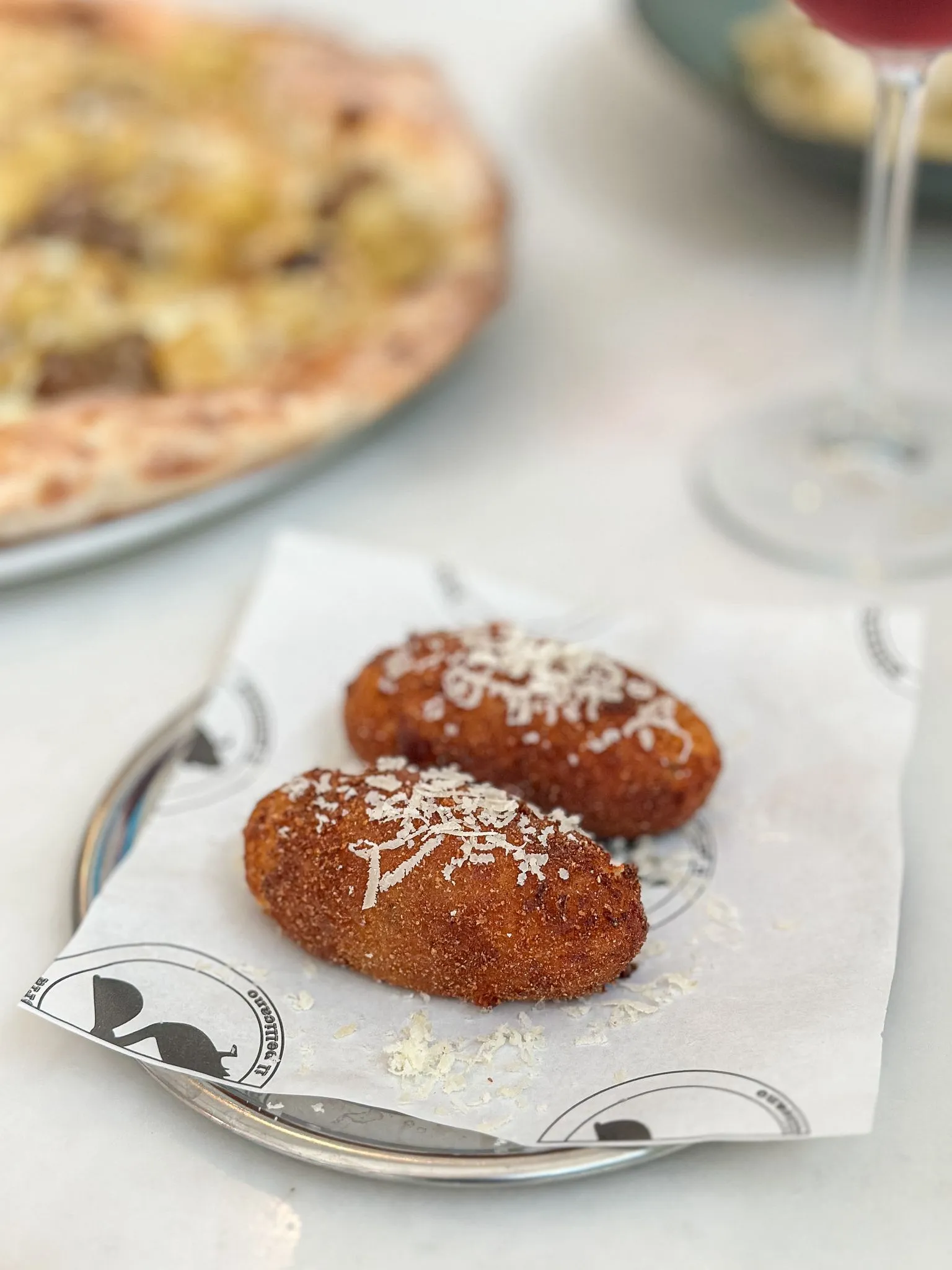 Oggusto Salvatore Cannetiello – Şeflerin Lezzet Rotaları. Şefin Il Pellicano restoranında başlangıç olarak tercih ettiği, üzerinde ince peynir rendesi serpilmiş iki adet çıtır el yapımı patates kroket, markanın pelikan logolu özel kağıdında iştah açıcı bir formda sunuluyor.