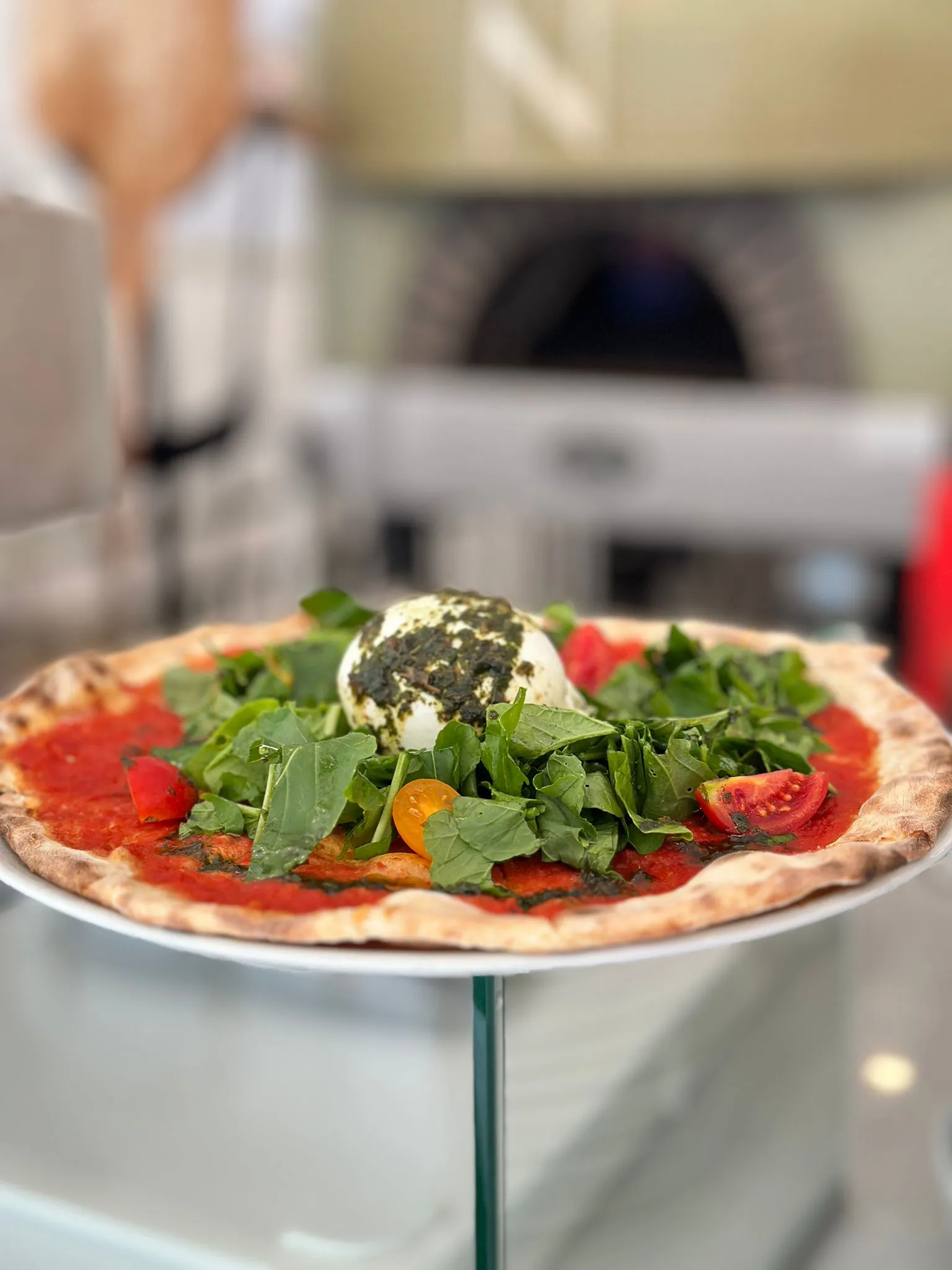 Oggusto Salvatore Cannetiello – Şeflerin Lezzet Rotaları. Şefin Il Pellicano restoranında burrattalı domatesli pizza sunumu.