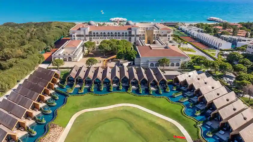 Masalsı bir tatil atmosferi sunan, ana binası, özel havuzlu villaları, yemyeşil golf sahası ve berrak turkuaz deniziyle lüks bir sahil tesisi, Bayram tatilinde huzurlu bir kaçış arayanlara hitap ediyor.