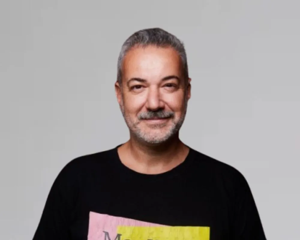 Yazısında Oscarlar konusuna değinen Kerem Ayan, hafif gülümseyen ifadesi, kırlaşmış saçları ve sakallarıyla doğrudan kameraya baktığı, siyah tişörtlü samimi bir yakın plan portre fotoğrafında yer alıyor.