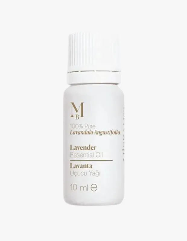 Beyaz, oluklu kapaklı küçük bir şişenin yakın çekimi, üzerinde MB logosu, 100% Pure Lavandula Angustifolia yazısı ve 10 ml e hacmiyle birlikte Lavanta Uçucu Yağı etiketi bulunan bu ürün, stresten cilt tahrişine kadar birçok alandaki faydaları ile dikkat çekiyor.