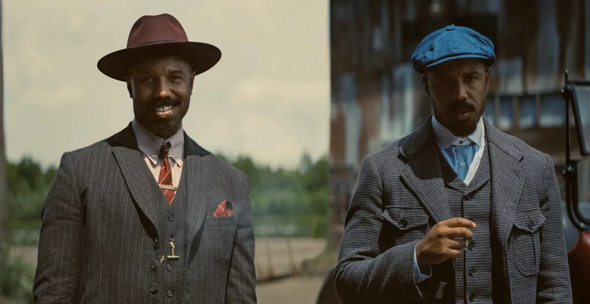 Günahkarlar filmi için Michael B. Jordan'ın iki farklı karakter görünümünü sergileyen bu görselde, solda lacivert çizgili takım elbisesi ve bordo fedorasıyla gülümserken, sağda mavi kasketi ve dokulu gri ceketiyle daha ciddi bir ifade takınıyor.