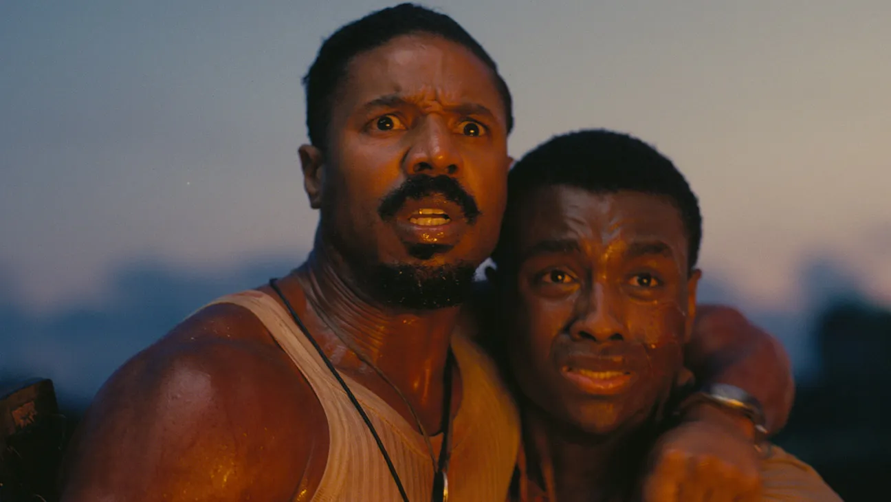 Şaşkınlık ve korkuyla yüzleri terden parlayan Michael B. Jordan ile yanındaki adam, karanlık ve tehditkar bir gökyüzünün altında, kendilerini içinde buldukları tehlikeli durumun tüm ağırlığını üzerlerinde taşıyarak, donmuş bir şekilde ileriye bakıyor.