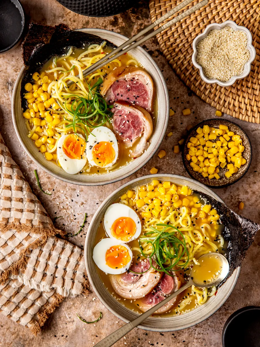 Miso ramen, yoğun kıvamlı çorbası ve sebzelerle zenginleştirilmiş sunum