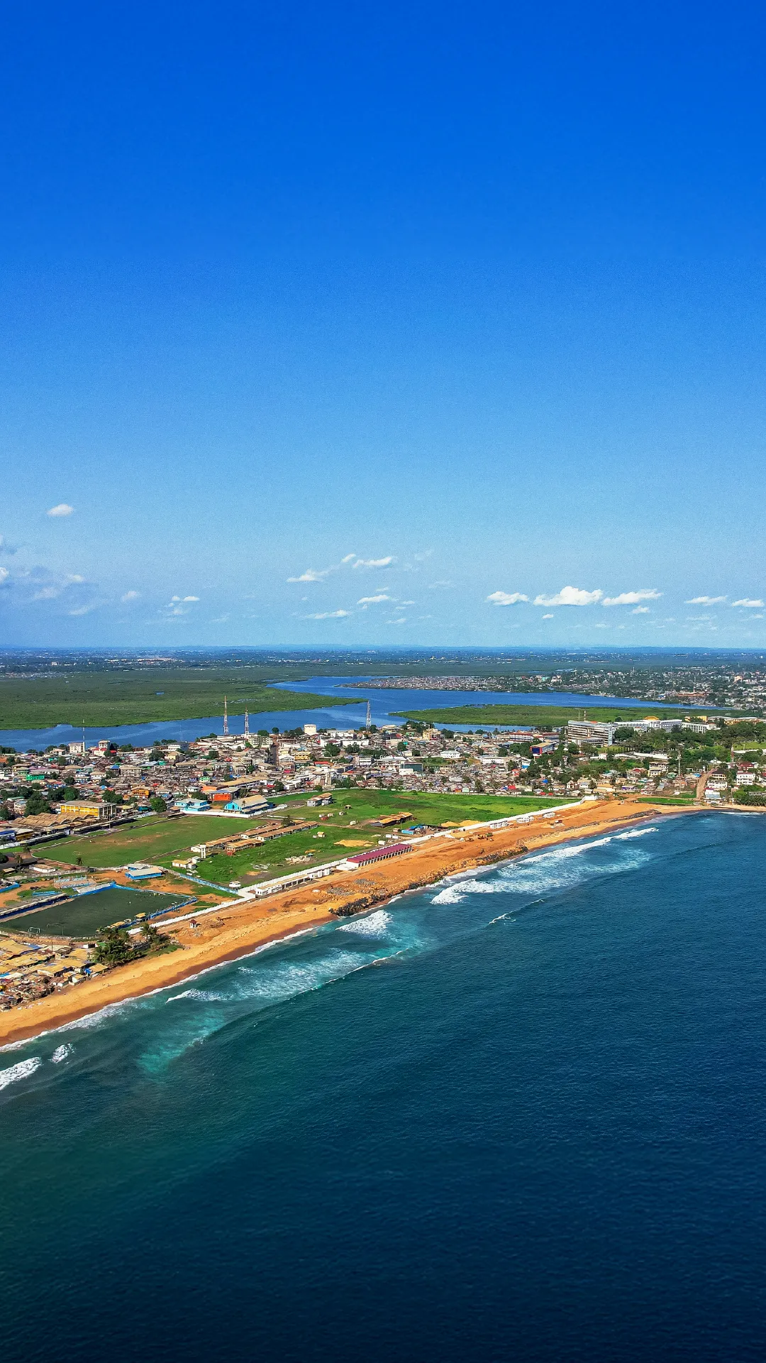 Liberya'nın başkenti Monrovia'nın yemyeşil bir nehir hattı, yoğun şehir yerleşimi ve geniş kumsalı saran Atlantik Okyanusu'nun turkuaz dalgalarıyla buluştuğu bu çarpıcı kuş bakışı görüntü, kentin doğal güzelliklerini ve dinamik yapısını gözler önüne seriyor.
