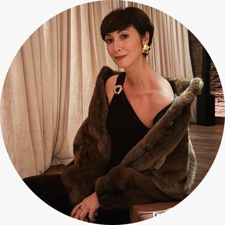 Nazlı Kayran, zarif akşam stilini yansıtan bu portrede tek omuzlu elbise ve kürk detaylı görünümüyle sofistike ve zamansız bir duruş sergiliyor.