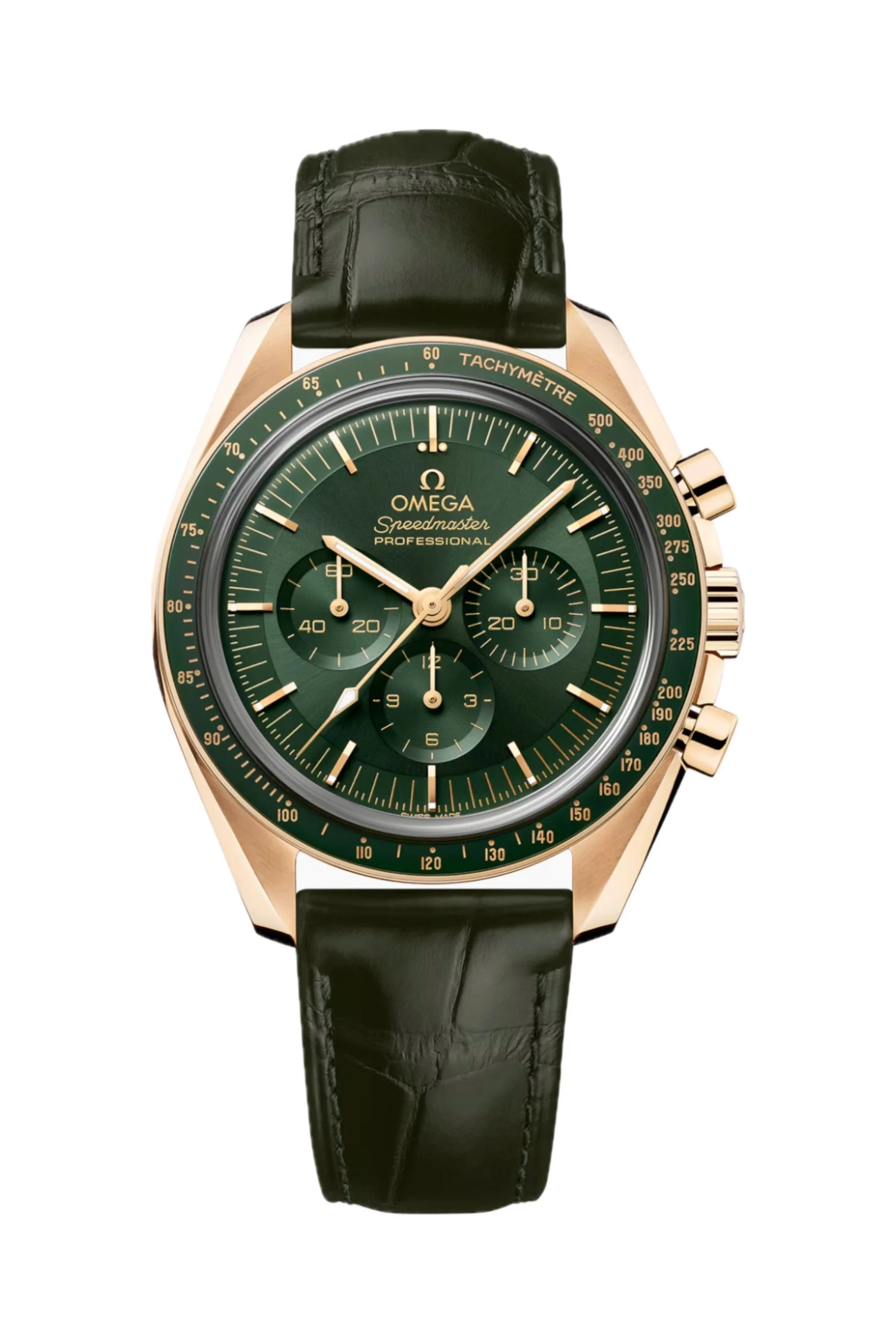 Beyaz bir arka plan üzerinde, sarı altın kasaya ve koyu yeşil kadrana sahip, altın tonlu ibre ve indekslerle detaylandırılmış bir Omega Speedmaster Moonwatch kronograf saati, yeşil timsah derisi desenli kayışıyla şık bir duruş sergiliyor.