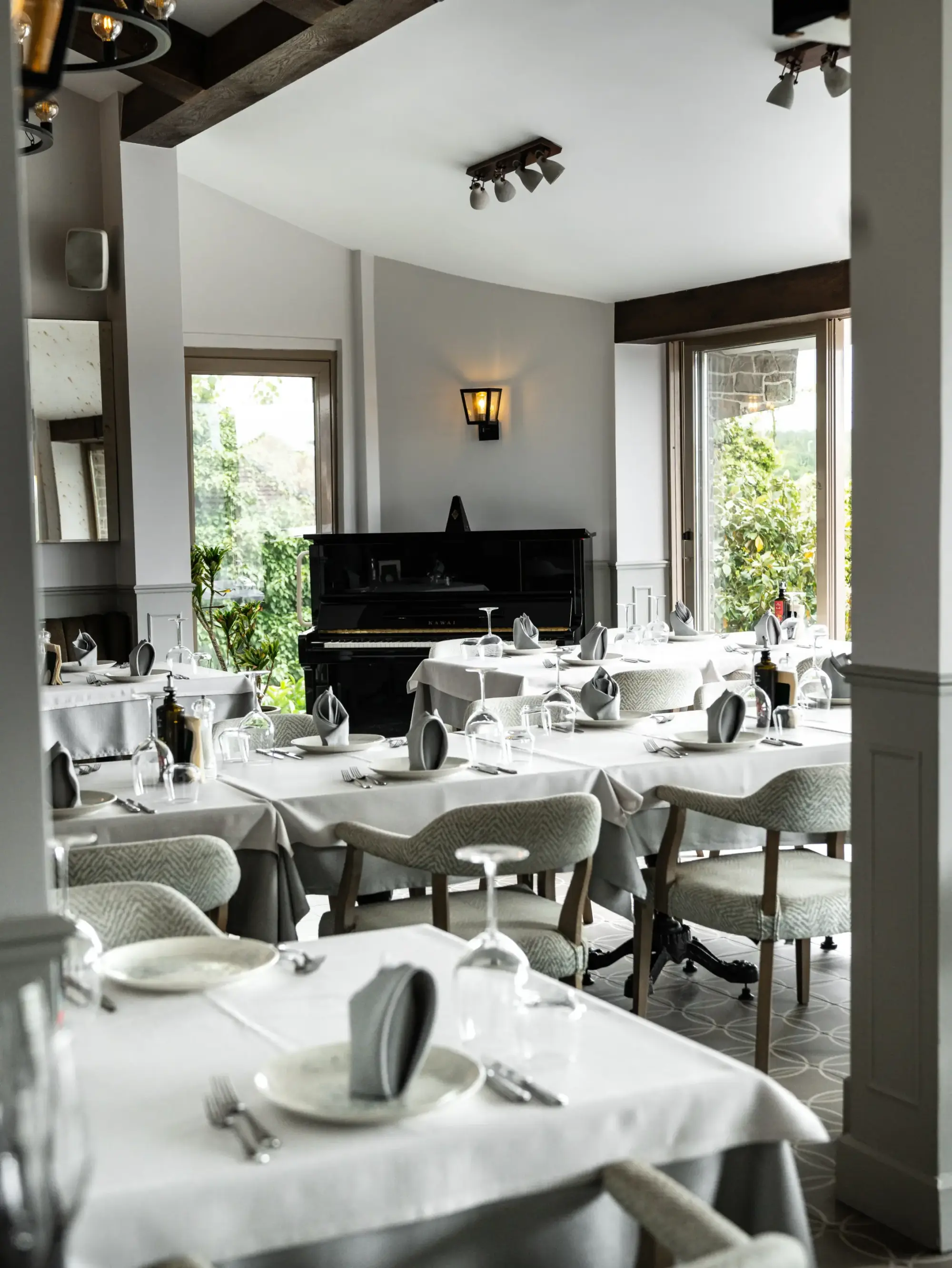 Şile'deki Parma Sole restoranının şık iç mekanında, beyaz örtülü masalar özenle hazırlanmış, zarif sandalyeler misafirleri beklerken, arkada bir piyano ve dışarıdaki yemyeşil doğayı içeri taşıyan pencereler hoş bir atmosfer sunuyor.