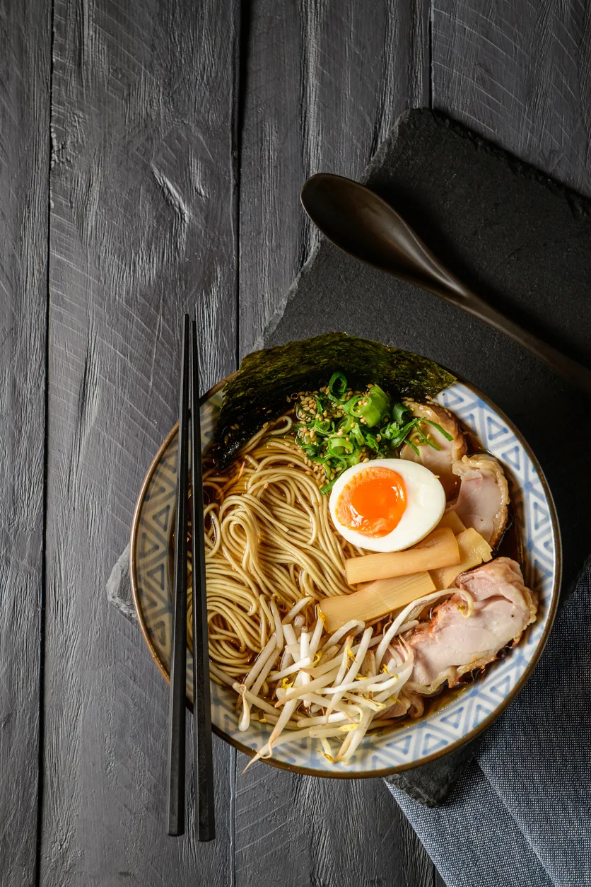 Haşlanmış yumurta (ajitsuke tamago) ile servis edilen ramen kasesi
