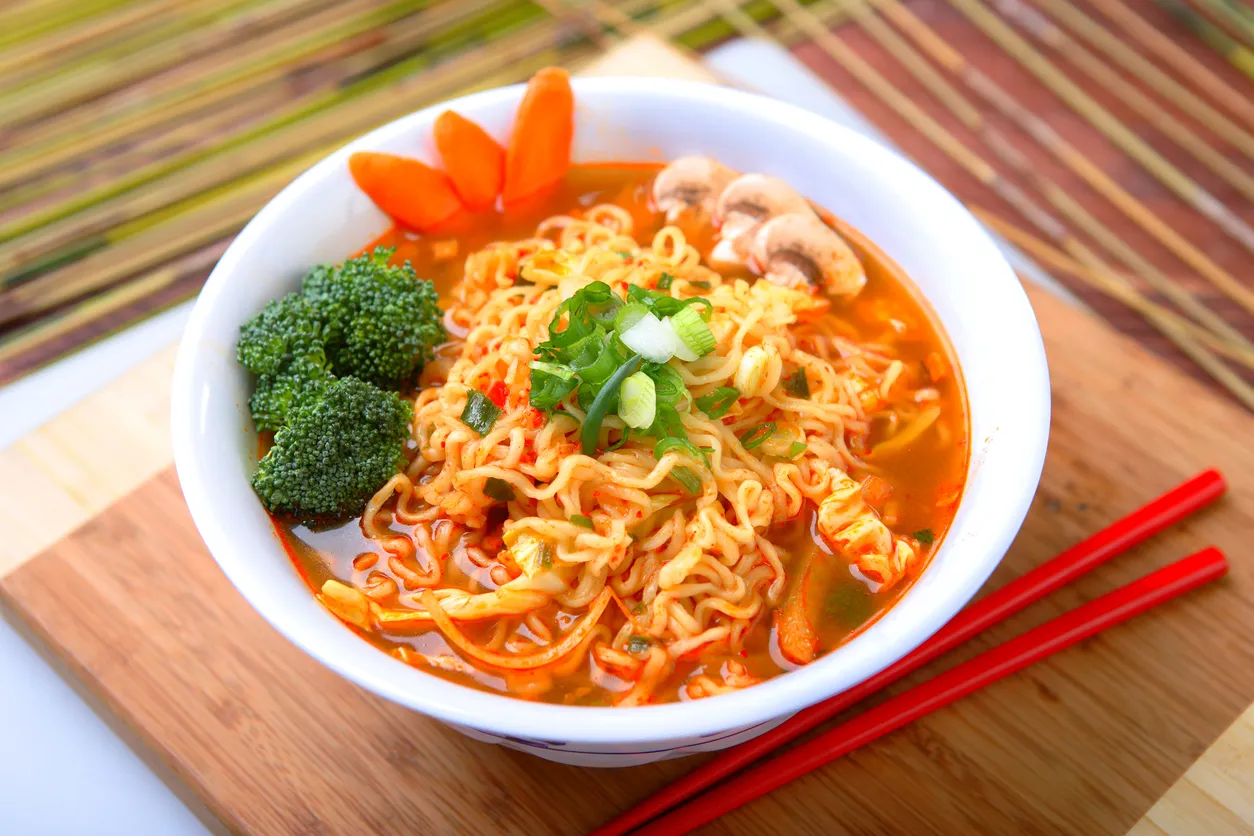 Sokak lezzeti olarak sunulan Japon ramen tezgahı detayı