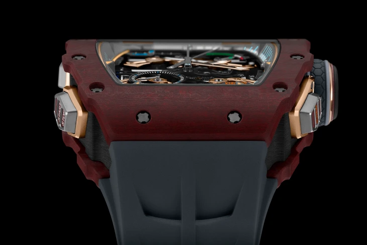Siyah bir arka plan üzerinde, karmaşık mekanizması görünen, koyu kırmızı ahşap dokulu kasaya sahip bir Richard Mille RM 41-01 kol saati, altın rengi detayları ve gri kauçuk kayışıyla belirgin bir şekilde yakın çekim olarak gösteriliyor.