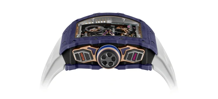 Koyu mavi ve beyaz renklerdeki Richard Mille RM 41-01 futbol tourbillon saati, şeffaf kadranından görünen karmaşık mekanizması ve gül altın detaylarıyla, yanlarında ZİYARETÇİ ve EV yazılı düğmelerle dikkat çekiyor.