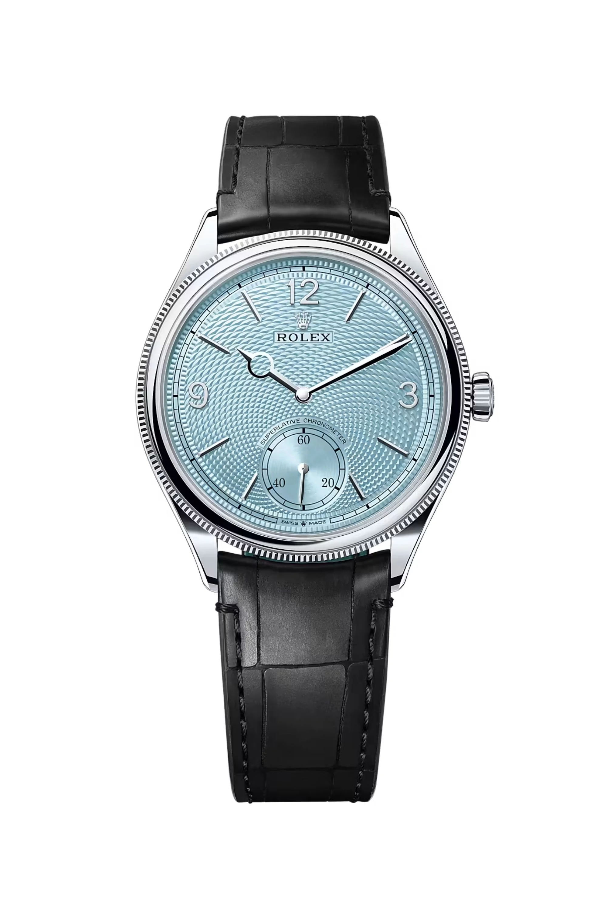 Düz beyaz bir arka plan üzerinde konumlandırılmış, belirgin guilloché desenli buz mavisi kadranı, platin kasası ve timsah derisi görünümlü siyah kayışı olan, 1908 model Rolex Perpetual 1908 koleksiyonuna ait olduğu anlaşılan lüks bir kol saati.