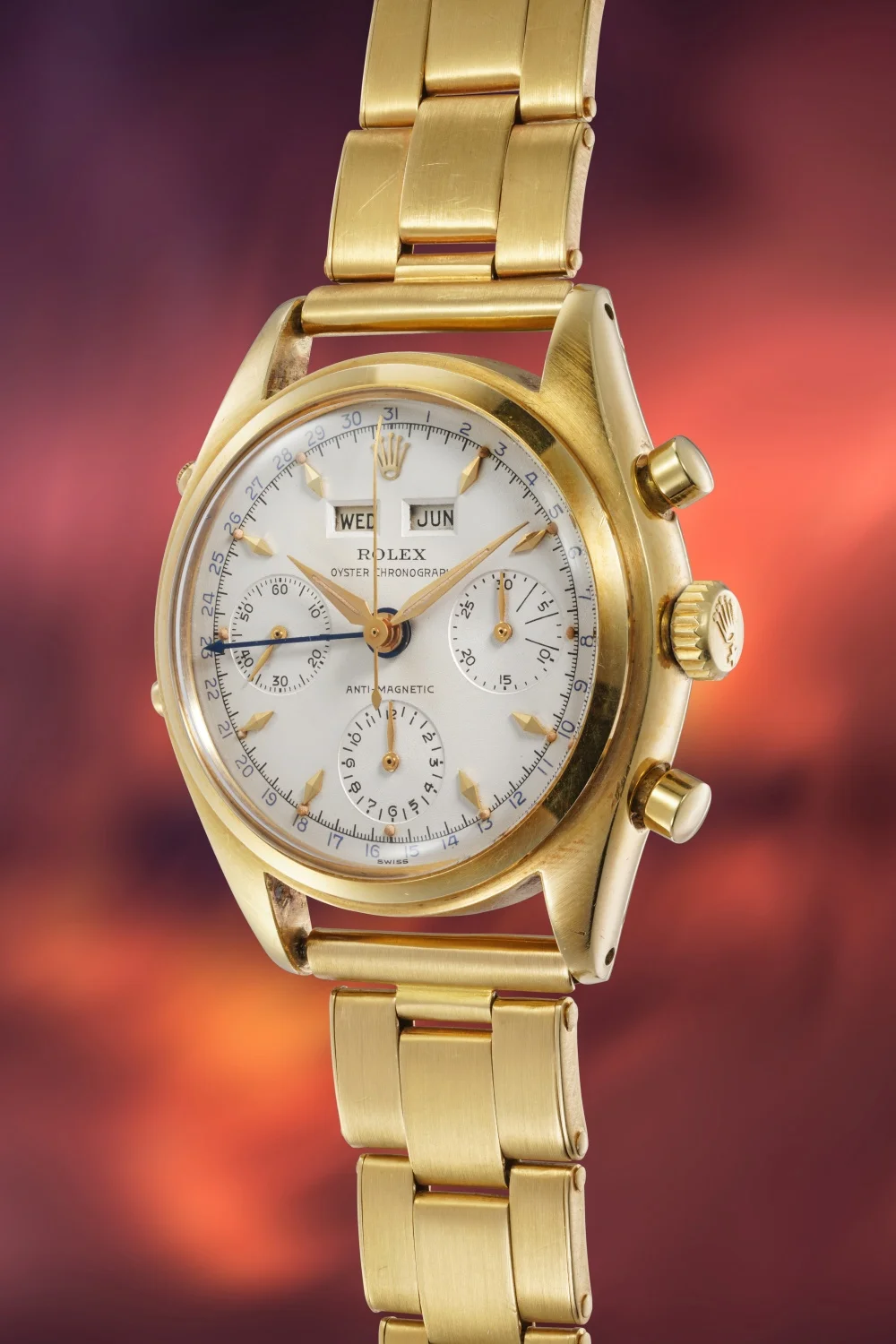 Parlak altın kasaya ve bileziğe sahip, beyaz kadranında belirgin gün, ay ve dış çerçevede tarih göstergelerinin yanı sıra hassas kronograf fonksiyonları barındıran, zarif ve nadir bir Rolex Datacompax Killy 6036 model saati.