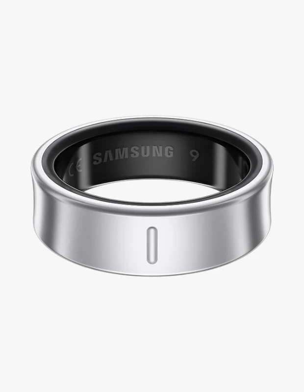 Marka Adı: Samsung
Ürün Adı: Samsung Galaxy Akıllı Yüzük
Ürün Cinsiyeti: Unisex
Ürün Tipi: Akıllı Yüzük
Ürün Sezonsallığı: Belirtilmemiş
Ürün Çeşidi: Giyilebilir Teknoloji
Ürün Özellikleri: Gümüş rengi metalik dış yüzeye ve siyah iç banda sahip bu akıllı yüzük, parmağa takılan minimal ve şık bir giyilebilir teknoloji ürünüdür. Pürüzsüz dış yüzeyinde ince bir dikey detay barındıran yüzüğün iç kısmında marka adı SAMSUNG ve 9 numaralı yüzük ölçüsü bilgisi açıkça görünmektedir. Kullanıcısına konforlu bir deneyim sunarak şık davetlerde veya uyku sırasında bile rahatlıkla kullanılabilen bu ürün, kişisel sağlık verilerini takip ederek kullanıcısına bilimsel bilgiler sunar.
Öne Çıkan Detaylar:
- Şık ve minimalist metalik tasarım.
- Enerji puanı özelliği ile kişisel sağlık takibi.
- Rahat ve hafif yapısıyla gün boyu kullanım ve uyku takibi imkanı.
Kimler Kullanıyor?: Sağlığını ve genel refahını bilimsel verilerle yönetmeyi hedefleyen, hayatını optimize etmeye özen gösteren, modern ve şık giyilebilir teknolojileri tercih eden bireyler bu akıllı yüzüğü kullanabilir. Günlük yaşamlarında estetik ve konfordan ödün vermeden, vücutlarının performansını ve iyilik halini kesintisiz olarak takip etmek isteyenler için tasarlanmıştır.