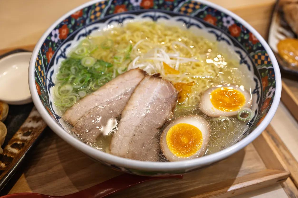 Chopstick ile tutulan ramen erişteleri, akışkan ve parlak görünüm