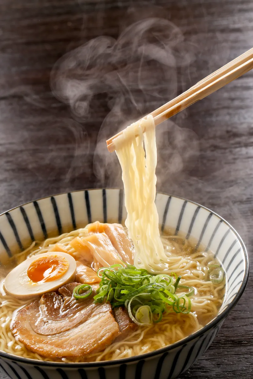 Shoyu ramen, soya bazlı berrak et suyu ve dilimlenmiş et ile servis