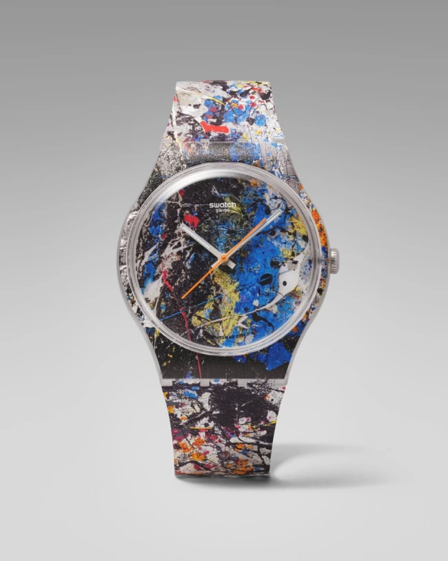 Jackson Pollock'un ünlü damla boya tekniğini yansıtan, kadranı ve kayışları siyah, mavi, sarı ve kırmızı gibi canlı renklerde sıçramalı desenlerle kaplı, şeffaf kadranında Swatch logosu ve beyaz akrep yelkovan ile turuncu saniye ibresi bulunan özel tasarım bir kol saati.