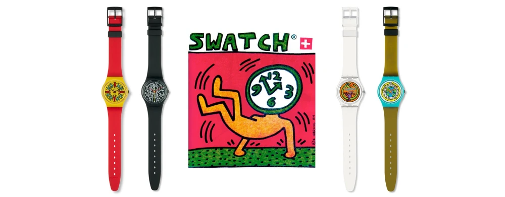 Ortasında Swatch logosu ve saat kafalı stilize bir figür içeren kırmızı zeminli bir grafik ile çevrelenmiş, kırmızı, siyah, beyaz ve zeytin yeşili kayışlara sahip dört Swatch saati, markanın sanat koleksiyonu iş birliği kapsamında sunduğu çeşitli ve dikkat çekici tasarımları sergiliyor.