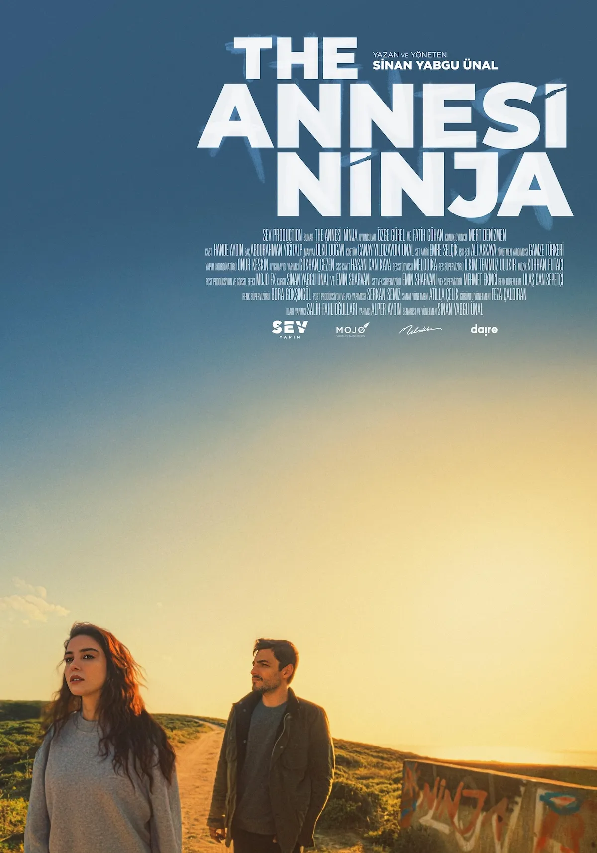 The Annesi Ninja film afişinde, altın rengi günbatımında veya doğuşunda, deniz kenarındaki yeşil bitki örtüsüyle kaplı bir patikada yürüyen, sola doğru dalgınca bakan uzun dalgalı saçlı genç bir kadın ve arkasında sağ tarafa doğru bakan sakallı genç bir adam gözüküyor; afişin üst kısmında ise filmin adı olan THE ANNESİ NİNJA beyaz harflerle belirgin bir şekilde yazılı.