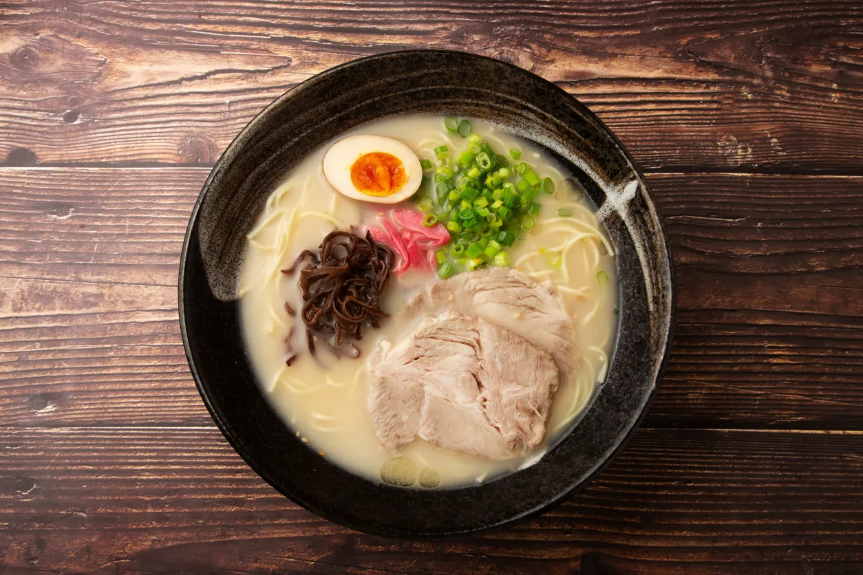 Tonkotsu ramen, kremamsı kemik suyu ve yumuşak dokulu erişteler