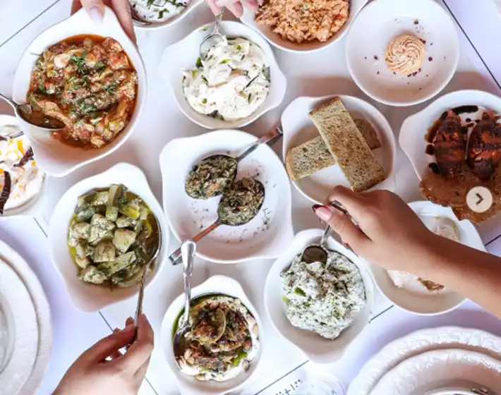 Trattoria Fontana – İtalyan mutfağı tutkunları için pizza, makarna ve Akdeniz esintili lezzetler sunan bir seçenek.