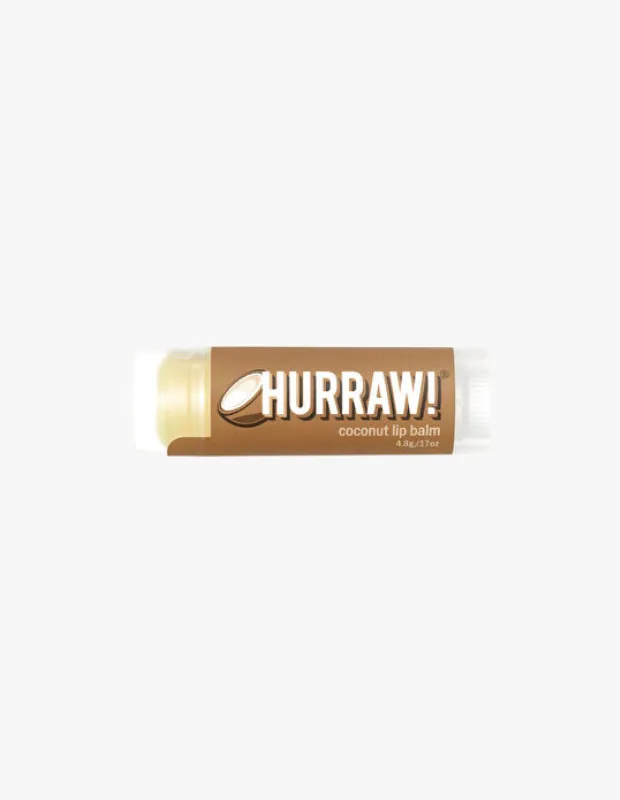 HURRAW! markasına ait, şeffaf tüpünde açık sarı renkli görünen ve kahverengi etiketinde Hindistan cevizi dudak balmı yazan bu ürün, dudakları besleyen ve nemlendiren faydalarıyla güzellik ritüellerinin vazgeçilmez bir parçası olarak konumlandırılıyor.