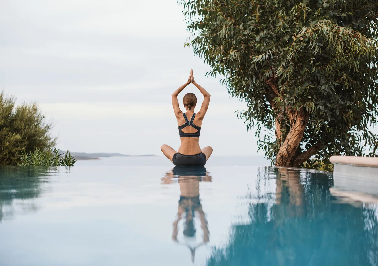 Wellness ve Detoks Odaklı Tatil yapan bir kadın