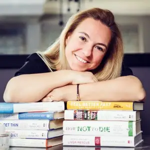Sarı saçlı, siyah bluz giymiş Yaprak Üner, üzerine kolları bağlı şekilde yaslandığı beslenme ve sağlık konulu çeşitli kitap yığınlarının arkasından kameraya gülümseyerek bakıyor, sağlıklı yaşam ve beslenme konularındaki uzmanlığını bu görselle vurguluyor.