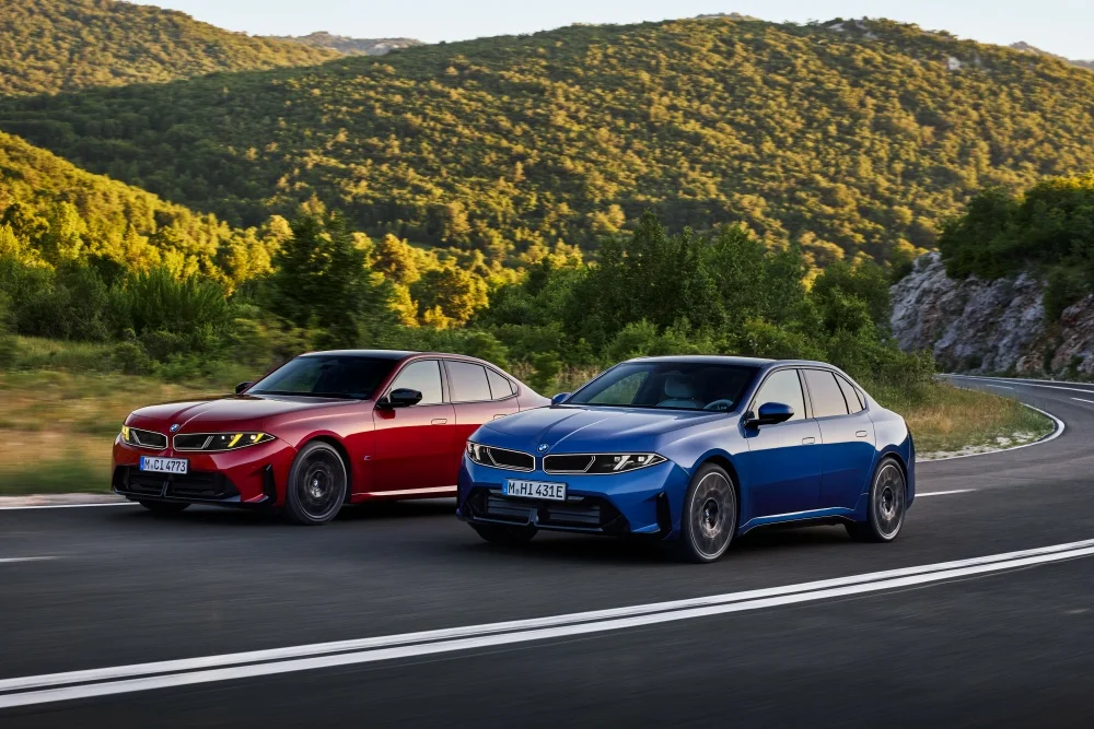 Kırmızı renkli M350i benzinli modelin ön planda, arkasında ise mavi renkli elektrikli i3 modelinin yer aldığı bu dinamik görsel, yeni BMW 3 Serisi modellerinin çarpıcı ve çeşitli seçeneklerini modern çizgileriyle vurguluyor.