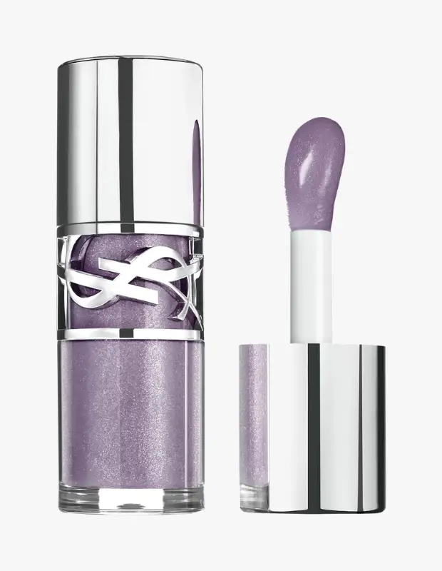 Marka Adı: YVES Saint Laurent
Ürün Adı: YVES Saint Laurent Loveshine Dolgunlaştırıcı Dudak Yağı ve Parlatıcısı
Ürün Cinsiyeti: Belirtilmemiş
Ürün Tipi: Makyaj ve Bakım Ürünü
Ürün Sezonsallığı: Mevsimlik/Sezonluk
Ürün Çeşidi: Dudak Makyajı ve Bakımı
Ürün Özellikleri: YVES Saint Laurent Loveshine Dolgunlaştırıcı Dudak Yağı ve Parlatıcısı, dudaklara cam gibi parlak bir bitiş ve dolgunlaştırıcı etki sunan lüks bir hibrit formüldür. Şeffaf cam şişesi içerisinde mor-lavanta tonlarında, ışıltılı bir doku barındırır ve ikonik YSL logosuyla gümüş detaylı zarif bir tasarıma sahiptir. Özel aplikatörü sayesinde kolayca uygulanır. Bu ürün, parlatıcının ışıltısını dudak bakımının onarıcı gücüyle birleştirerek yapışkanlık hissi bırakmaz, dudak pH'ına göre renk değiştiren akıllı pigmentler ve kolajen desteğiyle zenginleştirilmiştir. Dudakları nemlendirirken aynı zamanda bakımlı ve hacimli bir görünüm kazandırır.
Öne Çıkan Detaylar:
- Dudaklara dolgunlaştırıcı ve cam gibi parlak bir bitiş sağlar.
- Yapışkanlık hissi bırakmayan, konforlu hibrit bakım formülüne sahiptir.
- Dudak pH'ına göre renk değiştiren pigmentler ve kolajen desteği içerir.
Kimler Kullanıyor?: Dudaklarında hem anında dolgunluk hem de göz alıcı, ıslak görünümlü bir parlaklık arayanlar için idealdir. Makyajın ötesinde, dudaklarına yoğun bakım ve nem sağlamayı önemseyen, aynı zamanda lüks ve şık bir görünümden vazgeçmek istemeyenler tercih edebilir. Hafif dokuları seven, yapışkanlık hissi olmadan gün boyu süren konfor ve tazeleme gerektirmeyen pratik bir ürün arayan herkesin güzellik rutininde yer bulur.