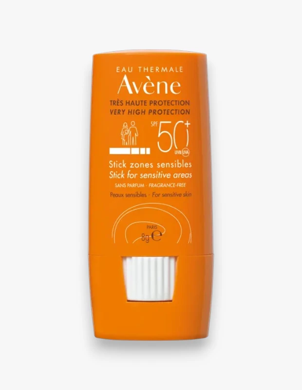Marka Adı: Avene
Ürün Adı: Avene Stick Zones Sensibles SPF 50+
Ürün Cinsiyeti: Unisex
Ürün Tipi: Stick Güneş Koruyucu
Ürün Sezonsallığı: Dört Mevsim
Ürün Çeşidi: Hassas Ciltler için Güneş Koruyucu Stick
Ürün Özellikleri: Avene Stick Zones Sensibles SPF 50+, hassas ciltler ve güneşe intoleransı olanlar dahil tüm cilt tipleri için özel olarak tasarlanmış, çok yüksek koruma sağlayan bir stick güneş koruyucudur. UVA ve UVB ışınlarına karşı geniş spektrumlu koruma sunarken, formülündeki yatıştırıcı Avène Termal Suyu cildin rahatlamasına yardımcı olur. Parfümsüz yapısı sayesinde hassas ciltler için idealdir ve burun, kulak, göz çevresi gibi özel hassas bölgelerde kolay ve hedefe yönelik uygulama imkanı sağlar. Pratik 8g boyutuyla yanınızda taşımak ve gün içinde yenilemek için kullanışlıdır.
Öne Çıkan Detaylar:
- SPF 50+ ile çok yüksek UVA ve UVB koruması
- Hassas ciltler ve çocuklar dahil tüm aile bireyleri için uygun
- Yatıştırıcı termal su içerikli ve parfümsüz formül
Kimler Kullanıyor?: Güneşe karşı hassasiyeti olan veya yüzündeki burun, kulak, gözaltı gibi belirli hassas bölgelerini yüksek korumayla hedefli olarak korumak isteyen kişiler için idealdir. Ayrıca cildinde parfüm hassasiyeti bulunan ve gün içinde makyajını bozmadan veya aynaya ihtiyaç duymadan güneş korumasını pratik bir şekilde tazelemek isteyen yetişkinler ve çocuklar tarafından tercih edilebilir. Aktif yaşam tarzına sahip olanlar ve her an koruma sağlamak isteyenler için kolay taşınabilir bir çözümdür.