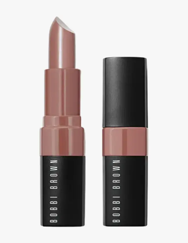 Marka Adı: Bobbi Brown
Ürün Cinsiyeti: Belirtilmemiş
Ürün Tipi: Ruj
Ürün Sezonsallığı: Her mevsim
Ürün Çeşidi: Saten Bitişli Mat Ruj
Ürün Özellikleri: Bu Bobbi Brown ruj, siyah, köşeli ve şık bir ambalaj içinde sunulur; üzerinde markanın adı beyaz harflerle dikey olarak yer alır ve orta kısmında ürünün rengiyle uyumlu, sıcak tonda bir bant bulunur. Dudaklara pürüzsüz bir baz oluşturmak veya doğal bir dudak görünümü yaratmak için ideal olan, yumuşak, sıcak nude-pembe alt tonlu bir renge sahiptir. Captionda belirtildiği üzere saten bitişli mat formülü sayesinde yoğun pigmentasyon ve rahat bir uygulama deneyimi sunarken, dudaklarda modern, buğulu bir etki bırakır.
Öne Çıkan Detaylar:
- Dudaklara doğal bir görünüm kazandıran sıcak nude-pembe tonu
- Konforlu bir his sunan saten bitişli mat formül
- Markanın ikonik, siyah ve zarif tasarımlı ambalajı
Kimler Kullanıyor?: Bu ruj, makyajında zahmetsiz şıklığı ve doğal güzelliği ön planda tutan bireyler için tasarlandı. Kendine güvenli, modern ve stil sahibi kişiler, hem günlük hayatta hem de özel davetlerde dudaklarında zarif bir dokunuş arayanlar bu ürünü tercih edebilirler. Özellikle 'buğulu dudak' gibi güncel makyaj trendlerini seven, dudaklarında hem konforu hem de sofistike mat bir bitişi önemseyen herkesin favorisi olmaya adaydır.