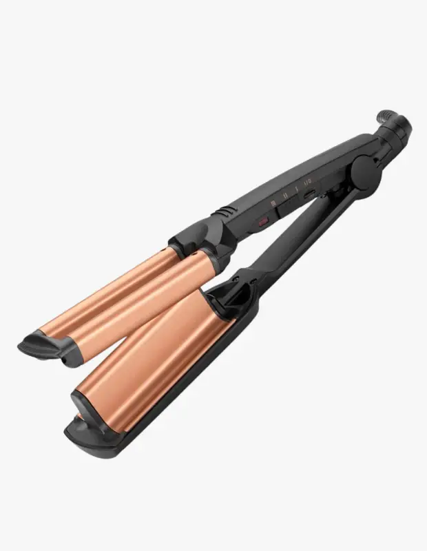 Marka Adı: Babyliss
Ürün Adı: BabylissW2447E Deep Waver Saç Maşası
Ürün Cinsiyeti: Unisex
Ürün Tipi: Saç Maşası
Ürün Sezonsallığı: Belirtilmemiş
Ürün Çeşidi: Su Dalgası Saç Maşası
Ürün Özellikleri: Bu Babyliss derin dalga saç maşası, saçlara belirgin ve doğal görünümlü su dalgaları kazandırmak üzere tasarlanmıştır. Siyah ergonomik gövdesi ve parlak bakır rengi ısıtma plakaları ile modern bir görünüme sahiptir. Üzerinde kolay kullanım sağlayan açma/kapama ve sıcaklık ayarı düğmeleri (I, II, 0) bulunur. Dönebilen kablo bağlantısı sayesinde kullanım esnasında hareket özgürlüğü sunar.
Öne Çıkan Detaylar:
- Bakır renkli derin dalga ısıtma plakaları
- Sıcaklık ayar seçenekleri (I, II, 0)
- Dönebilen kablo bağlantısı
Kimler Kullanıyor?: Saçlarına belirgin ve doğal görünümlü su dalgaları katmak isteyen, modern ve şık saç stillerini seven herkes için idealdir. Evde veya profesyonel kullanımda saçlarına hacim ve hareket kazandırmak isteyenler bu ürünü tercih edebilir.