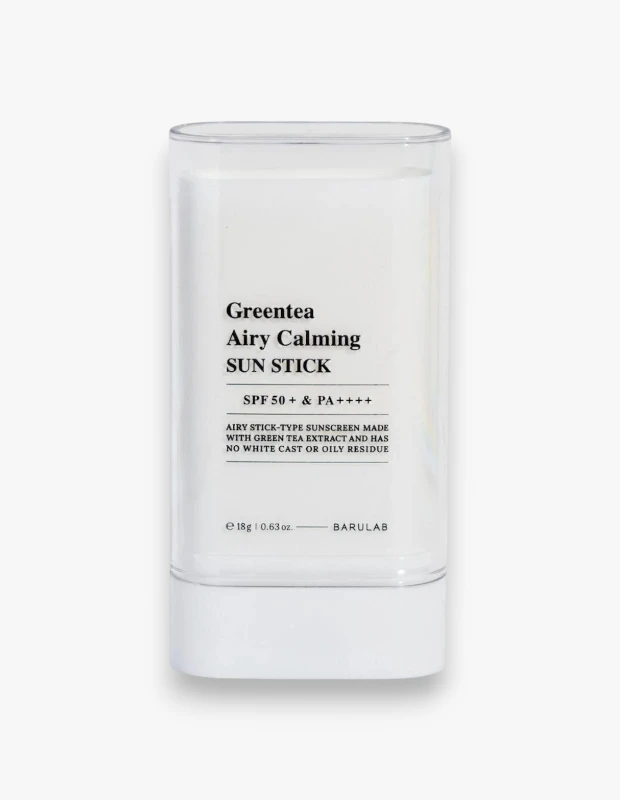 Marka Adı: Barulab
Ürün Adı: Barulab Unisex Yeşil Çay Ferahlatıcı Yatıştırıcı Güneş Stick SPF 50+ PA++++
Ürün Cinsiyeti: Unisex
Ürün Tipi: Güneş Koruyucu Stick
Ürün Sezonsallığı: Tüm Sezonlar
Ürün Çeşidi: Yeşil Çay Özlü, Leke Karşıtı ve Yatıştırıcı Güneş Koruyucu
Ürün Özellikleri: Barulab Yeşil Çay Ferahlatıcı Yatıştırıcı Güneş Koruyucu Stick, hava gibi hafif ve kadifemsi yapısıyla ciltte ağırlık yapmaz. Yeşil çay özü ve Madecassoside ile güçlendirilmiş formülü sayesinde leke oluşumuna karşı yüksek SPF 50+ ve PA++++ koruma sağlarken cildi yatıştırır ve ferah bir his bırakır. Ciltte beyaz kalıntı ya da yağlı bir his bırakmadan, 18g / 0.63 oz. ağırlığıyla pratik bir kullanım sunar.
Öne Çıkan Detaylar:
- Yüksek SPF 50+ ve PA++++ güneş koruma faktörü
- Yeşil Çay özü ve Madecassoside ile zenginleştirilmiş yatıştırıcı ve leke karşıtı formül
- Hava gibi hafif, kadifemsi dokusuyla beyaz kalıntı ve yağlı his bırakmayan transparan bitiş
Kimler Kullanıyor?: Gün içinde pratik bir şekilde güneş korumasını yenilemek isteyen, ciltte beyaz kalıntı veya yağlı his bırakmayan hafif dokulu bir ürün arayan kişiler için idealdir. Özellikle leke oluşumuna yatkın ciltlere sahip olanlar, dışarıda uzun süre vakit geçirenler ve cildine yatıştırıcı bir etki sağlamak isteyenler bu ürünü rahatlıkla tercih edebilir. Makyaj üzerine dahi kolayca uygulanabilen yapısıyla her yaş ve cinsiyetten bireyin günlük cilt bakım rutinine dahil edebileceği çok yönlü bir üründür.