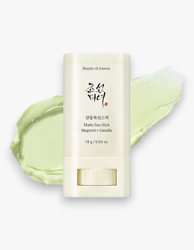 Marka Adı: Beauty of Joseon
Ürün Adı: Beauty of Joseon Matte Sun Stick Mugwort + Camelia SPF 50+
Ürün Cinsiyeti: Unisex
Ürün Tipi: Güneş Koruyucu Stick
Ürün Sezonsallığı: Tüm Sezonlar
Ürün Çeşidi: Matlaştırıcı ve Sebum Kontrollü
Ürün Özellikleri: Bu ürün, 18 gram (0.63 oz) ağırlığında, hijyenik ve pratik uygulamaya olanak tanıyan katı formda bir güneş koruyucu sticktir. Ciltte gün boyu mat ve filtrelenmiş bir görünüm sunarken, yüksek seviyede SPF 50+ güneş koruması sağlar. İçeriğindeki Mugwort, Camelia, Yeşil Çay ve Centella gibi zengin bitki özleriyle sebum kontrolüne destek olur. Makyaj üzerine rahatlıkla uygulanabilen yapısı sayesinde tazeleme imkanı sunar ve ciltte pürüzsüz, yağsız bir bitiş bırakır.
Öne Çıkan Detaylar:
- SPF 50+ ile güçlü ve geniş spektrumlu güneş koruması
- Sebumu dengeleyerek ciltte gün boyu mat ve filtrelenmiş bir görünüm sağlar
- Yatıştırıcı ve besleyici Mugwort, Camelia, Yeşil Çay ve Centella özleri içerir
- Kompakt yapısıyla kolay taşınır ve makyaj üzerine pratik uygulama imkanı sunar
Kimler Kullanıyor?: Ciltlerinin gün boyu mat ve dengeli kalmasını isteyen, parlamayı kontrol altına alırken aynı zamanda yüksek UV koruması arayan kişiler bu ürünü tercih edebilir. Bitkisel içeriklerle zenginleştirilmiş formülleri sevenler, yoğun tempoları sırasında veya dışarıda hızlı ve hijyenik bir şekilde güneş korumasını tazelemek isteyenler için idealdir. Özellikle makyajını bozmadan güneş korumasını yenileme ihtiyacı duyan ve cildinde pürüzsüz, filtrelenmiş bir etki arayan herkes bu stick güneş koruyucunun pratikliğinden ve faydalarından yararlanabilir.