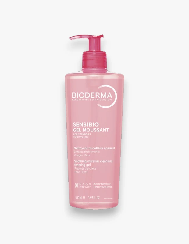 Marka Adı: Bioderma
Ürün Adı: Bioderma Sensibio Foaming Gel
Ürün Cinsiyeti: Unisex
Ürün Tipi: Cilt Temizleme Jeli
Ürün Sezonsallığı: Belirtilmemiş
Ürün Çeşidi: Hassas Ciltler İçin Misel Temizleme Jeli
Ürün Özellikleri: Bioderma Laboratoire Dermatologique tarafından hassas ciltler için özel olarak formüle edilmiş, pembe renkli, pompalı şişede sunulan 500 ml'lik bir misel köpüren temizleme jelidir. Patentli D.A.F.™ kompleksi ve misel teknolojisi ile zenginleştirilmiş kremsi köpüğü sayesinde yüz ve göz bölgesini nazikçe temizler, makyajdan arındırır, cildin nem dengesini korumaya yardımcı olur ve gerginlik hissini önler. Sabun içermeyen yapısıyla cildin doğal bariyerine saygı gösterir ve Fransa'da üretilmiştir.
Öne Çıkan Detaylar:
- Patentli D.A.F.™ kompleksi ile cildi yatıştırmaya yardımcı olur.
- Misel teknolojisi sayesinde yüz ve göz makyajını nazikçe ve etkili bir şekilde temizler.
- Hassas ciltler için özel olarak geliştirilmiş olup gerginlik hissini önler ve sabun içermez.
Kimler Kullanıyor?: Günlük cilt temizliğinde hassasiyet arayanlar, cildini nazikçe arındırırken aynı zamanda makyajını çıkarmak ve nem dengesini korumak isteyen kişiler için idealdir. Cilt bariyerini korumayı ve temizleme sonrası gerginlik hissi yaşamamayı önemseyenler bu ürünü tercih edebilir. Özellikle hassas cilt tipine sahip olanlar ve sabun içermeyen formülleri tercih edenler için uygundur.