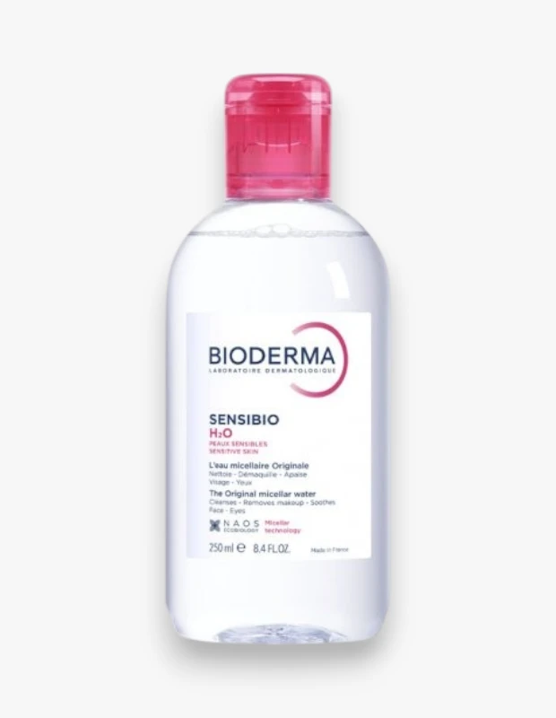 Marka Adı: Bioderma
Ürün Adı: Bioderma Unisex Sensibio H2O L'Eau Micellaire
Ürün Cinsiyeti: Unisex
Ürün Tipi: Misel Su
Ürün Sezonsallığı: Belirtilmemiş
Ürün Çeşidi: Hassas Ciltler İçin Temizleme Suyu
Ürün Özellikleri: Bu 250 ml hacimli Bioderma Sensibio H2O L'Eau Micellaire, hassas ciltler için özel olarak formüle edilmiş, yüz ve göz çevresi kullanımına uygun bir misel sudur. Fransa'da üretilen bu ürün, pH dengeli yapısı ve NAOS misel teknolojisi sayesinde cildi nazikçe temizler, suya dayanıklı makyaj dahil tüm kirleri ve makyaj kalıntılarını ovalama gerektirmeden etkili bir şekilde arındırır. Salatalık özü ile zenginleştirilmiş formülü sayesinde cildi yatıştırır ve durulama gerektirmez, böylece günlük cilt temizlik rutininde pratiklik ve konfor sunar.
Öne Çıkan Detaylar:
- Cildi durulama gerektirmeden pratikçe temizleyen misel teknoloji.
- Salatalık özü ile zenginleştirilmiş yatıştırıcı formül.
- Suya dayanıklı makyaj dahil tüm kirleri ve makyaj kalıntılarını etkili bir şekilde arındırır.
Kimler Kullanıyor?: Cildine özen gösteren, hassas cilt yapısına sahip olup tahrişten kaçınan ve günlük temizlik rutininde nazik ancak etkili bir çözüm arayan herkes bu misel suyu rahatlıkla kullanabilir. Yoğun veya suya dayanıklı makyajı cildini yormadan temizlemek isteyenler ile pH dengeli, yatıştırıcı ve durulama gerektirmeyen pratik bir ürün tercih edenler için idealdir.