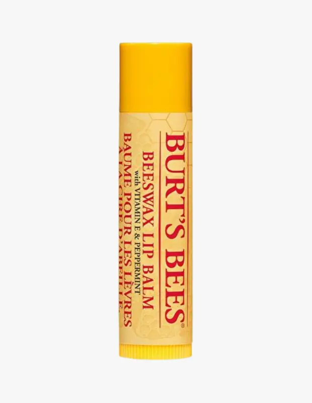 Marka Adı: Burts Bees
Ürün Adı: Burts Bees Unisex Beeswax Dudak Balmı E Vitamini ve Nane Özlü
Ürün Cinsiyeti: Unisex
Ürün Tipi: Dudak Balmı
Ürün Sezonsallığı: Her Mevsim
Ürün Çeşidi: Doğal İçerikli Arı Mumlu Dudak Bakım Balmı
Ürün Özellikleri: İkonik sarı ambalajında sunulan bu Burts Bees dudak balmı, pratik stick formuyla kolay uygulama sağlar. E vitamini ve nane özü ile zenginleştirilmiş doğal arı mumu (beeswax) içeren formülü sayesinde dudakları derinlemesine nemlendirmeye, beslemeye ve çevresel etkenlere karşı korumaya yardımcı olur. Dudaklarda hafif ve ferahlatıcı bir nane hissi bırakarak gün boyu konfor sunar, aynı zamanda çatlamaları önler ve pürüzsüz bir görünüm kazandırır.
Öne Çıkan Detaylar:
- Nem bariyeri oluşturan ve dudakları koruyan doğal arı mumu (beeswax) içerir
- Besleyici E vitamini ile zenginleştirilmiş formül
- Hafif ve ferahlatıcı nane özü ile canlandırıcı etki
- Kolay ve hijyenik uygulama sağlayan pratik stick tasarım
Kimler Kullanıyor?: Günlük dudak bakımında doğallığı, sadeliği ve etkili nemlendirmeyi bir arada arayan herkes için idealdir. Özellikle hassas dudaklara sahip olanlar, alerjiye yatkın bünyeler veya temiz içerikli ürünleri tercih edenler için güvenli bir alternatiftir. Minimalist güzellik rutinini benimseyenler, dudaklarında gün boyu koruma ve hafif bir ferahlık hissi isteyenler bu ürünü rahatlıkla kullanabilir.
