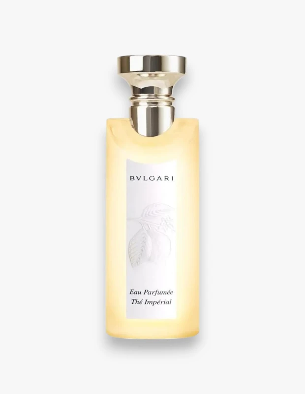 Ortada beyaz zeminde duran, şık gümüş kapaklı, dikdörtgen şekilli, hafif sarı renkli sıvısıyla Bvlgari Eau Parfumée Thé Impérial parfüm şişesi, üzerinde Bvlgari yazısı ve zarif kabartma çay yaprağı deseni bulunan beyaz etiketiyle dikkat çekiyor.