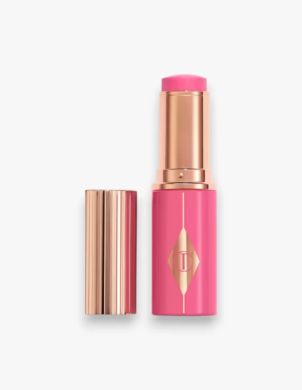 Marka Adı: Charlotte Tilbury
Ürün Cinsiyeti: Belirtilmemiş
Ürün Tipi: Allık
Ürün Sezonsallığı: Belirtilmemiş
Ürün Çeşidi: Stick krem allık
Ürün Özellikleri: Bu ürün, pratik çubuk formunda tasarlanmış, sağlıklı ve ışıltılı bir bitiş sunan krem dokulu bir allıktır. Canlı pembe rengi Pinky Glow adıyla sunulur ve cilde anında genç, dinamik bir ifade kazandırır. Rose gold detaylı şık ambalajı ve kolay dönerek açılan mekanizması sayesinde zahmetsiz uygulama imkanı sunar. Ciltle kusursuz bütünleşerek doğal ve fresh bir görünüm sağlamayı hedefler.
Öne Çıkan Detaylar:
- Pratik çubuk formunda kolay ve hijyenik uygulama.
- Cilde sağlıklı ve doğal bir parlaklık veren pembe ton (Pinky Glow).
- Şık rose gold detaylara sahip canlı pembe ambalaj tasarımı.
Kimler Kullanıyor?: Bu ürün, makyajına pratik bir dokunuşla canlılık ve genç bir ifade katmak isteyen herkes için idealdir. İster doğal ve fresh bir görünüm arayışında olun, ister daha belirgin ve dinamik bir makyaj tarzını benimseyin, sağlıklı parlaklık sunan bu pembe allık, kolay kullanımı ve zamansız çekiciliği sayesinde güzellik rutinlerinin vazgeçilmezi olacaktır. Göz alıcı ambalajıyla şıklığına önem veren, her an bakımlı ve enerjik görünmeyi seven kişiler tarafından tercih edilebilir.