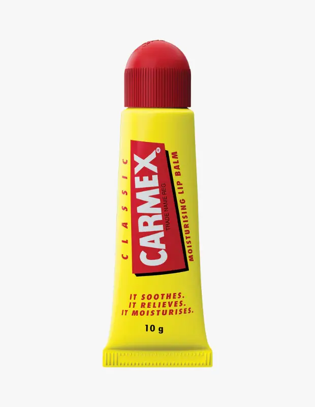 Marka Adı: Carmex
Ürün Adı: Carmex Klasik Nemlendirici Dudak Balmı
Ürün Cinsiyeti: Unisex
Ürün Tipi: Dudak Balmı
Ürün Sezonsallığı: Tüm Sezonlar
Ürün Çeşidi: Nemlendirici, Yatıştırıcı, Onarıcı
Ürün Özellikleri: Bu ürün, sarı renkte, kırmızı kapaklı pratik bir tüp ambalajda sunulan 10 gramlık klasik bir dudak balmıdır. Dudakları yatıştırmaya, rahatlatmaya ve derinlemesine nemlendirmeye yardımcı olan özel formülü sayesinde kuruluk ve çatlamalara karşı etkili bir çözüm sunar. Kompakt boyutu ile kolayca taşınabilir ve gün içinde ihtiyaç duyulduğunda pratik bir şekilde uygulanabilir.
Öne Çıkan Detaylar:
- Klasik formülü ile dudakları yatıştırır ve rahatlatır.
- Gün boyu süren etkili nemlendirme sağlar.
- Kullanışlı tüp ambalajı sayesinde kolay ve hijyenik uygulama sunar.
Kimler Kullanıyor?: Kurumuş, çatlamış veya hassas dudaklara sahip olan, günlük dudak bakımı rutininde güvenilir ve etkili bir nemlendirici arayan herkes bu ürünü tercih edebilir. Her yaş ve cinsiyetten bireylerin kullanımına uygun olup, pratik yapısıyla çantasından ayırmayan, dudaklarının yumuşaklığını ve sağlığını korumak isteyen kişilerin vazgeçilmezidir.