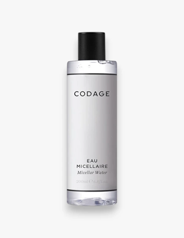 Marka Adı: Codage
Ürün Adı: Codage Eau Micellaire
Ürün Cinsiyeti: Unisex
Ürün Tipi: Misel Su Cilt Temizleyici
Ürün Sezonsallığı: Her mevsim
Ürün Çeşidi: Belirtilmemiş
Ürün Özellikleri: Bu misel su, şeffaf şişesinde 200 ml (6.8 fl.oz) hacminde sunulur ve pratik bir siyah kapak ile tasarlanmıştır. Aquaporin-3 uyarıcı peptit ve ipek ağacı özü içeren özel formülü sayesinde cildi kirliliğe karşı korumaya yardımcı olurken, durulama gerektirmeden nazikçe temizler. Ciltteki makyajı, günlük kirleri ve kalıntıları etkili bir şekilde arındırarak cilde ferah ve dengeli bir his verir.
Öne Çıkan Detaylar:
- Durulama gerektirmeyen pratik kullanım
- Cildi kirliliğe karşı korumaya yardımcı olur
- Aquaporin-3 uyarıcı peptit ve ipek ağacı özü içerir
Kimler Kullanıyor?: Cildini nazikçe temizlemek ve kirlilikten arındırmak isteyen herkes için uygun olan bu ürün, makyaj kalıntılarını ve günlük kirleri durulama gerektirmeden kolayca çıkarmak isteyenlere hitap eder. Özellikle hassas göz çevresini yormadan temizlik arayan ve cildinde ferah, dengeli bir his bırakacak, pratik bir temizleyici tercih eden kişiler rahatlıkla kullanabilir.