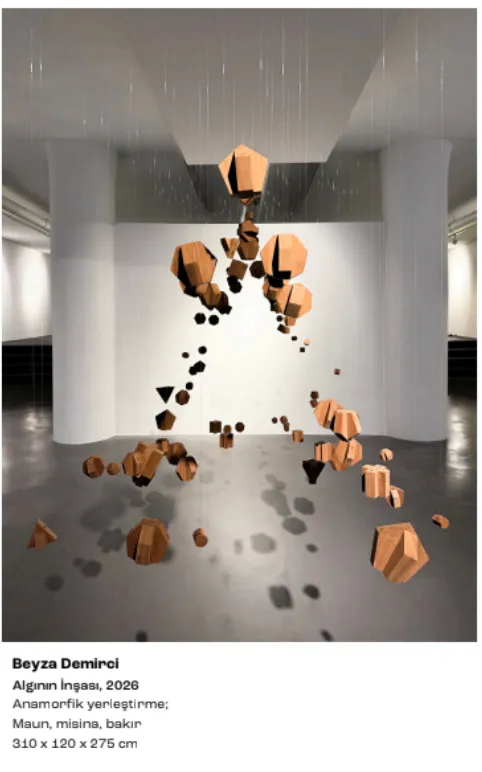Beyza Demirci'nin Algının İnşası adlı eseri, Contemporary Istanbul etkinliği kapsamında, modern bir galeride tavandan ince misinalarla asılı, farklı boyutlarda, açık kahverengi maun ve koyu bakır tonlarında, çokyüzlü geometrik şekillerden oluşan dinamik bir anamorfik yerleştirmeyi sergiliyor.