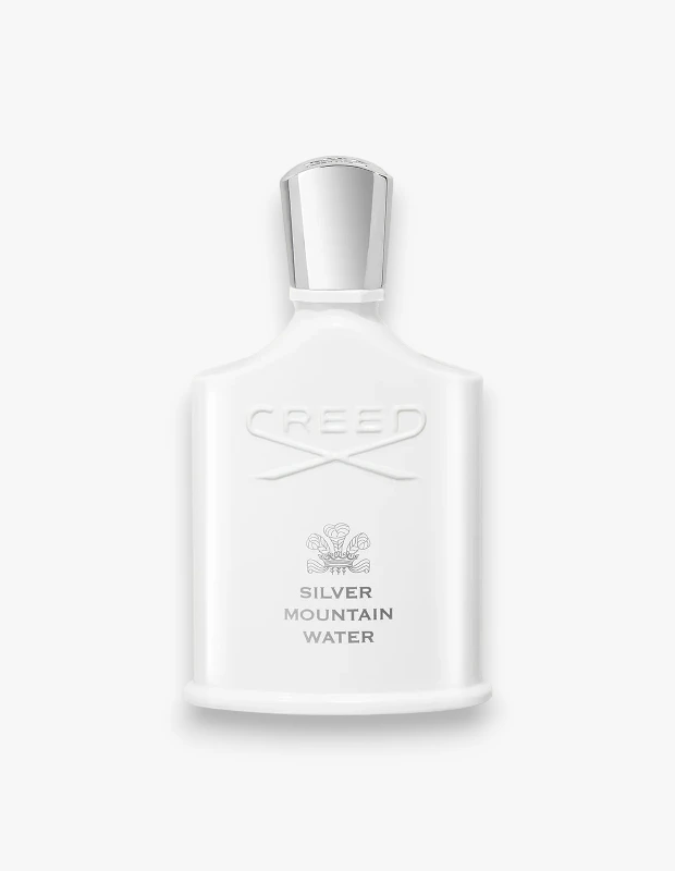 Beyaz arka plan üzerinde, gümüş renkli zarif kapağı ve şişenin ön yüzünde belirgin kabartmalı Creed logosu ile altında Silver Mountain Water yazısı bulunan, Creed markasının klasikleşmiş, ferahlatıcı parfümünü sergileyen minimalist bir şişe görünümü.