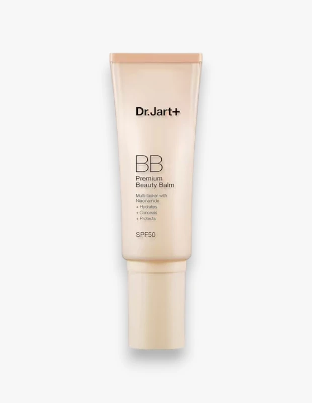 Marka Adı: Dr.Jart+
Ürün Adı: Dr.Jart+ Unisex Premium Beauty Balm
Ürün Cinsiyeti: Unisex
Ürün Tipi: BB Krem
Ürün Sezonsallığı: Dört Mevsim
Ürün Çeşidi: Çok İşlevli Cilt Bakım Balmı
Ürün Özellikleri: Dr.Jart+ Premium Beauty Balm, niacinamide içeren çok işlevli formülüyle cildi nemlendirirken, kusurları gizler ve güneşin zararlı etkilerine karşı SPF50 koruması sağlar. Cilt tonunu eşitleyerek doğal bitişli, hafif ve katmanlanabilir bir sonuç sunar. Yapısı itibarıyla ciltte ağır bir his bırakmaz, aksine cildin nefes almasına olanak tanır.
Öne Çıkan Detaylar:
- Yüksek SPF50 güneş koruması
- Niacinamide ile zenginleştirilmiş çok işlevli formül
- Cildi nemlendirir, kusurları gizler ve cilt tonunu eşitler
Kimler Kullanıyor?: Bu ürün, sade ve etkili bir güzellik rutini arayan, cildine bakım yaparken doğal ve kusursuz bir görünüm yakalamak isteyen herkes için idealdir. Ağır makyaj yerine, cilt tonunu eşitleyerek hafif kapatıcılık sağlayan ve aynı zamanda nemlendirme ile güneş koruması sunan pratik çözümleri tercih edenler bu çok yönlü balmın faydalarından yararlanabilir. Cilt kalitesini ön planda tutan, Skinimalism felsefesini benimseyen ve gün boyu konforlu bir makyaj deneyimi arayan kişiler için uygundur.