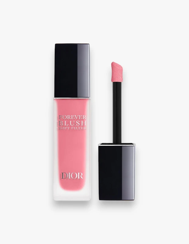 Beyaz zeminde, şeffaf buzlu cam şişede, üzerinde FOREVER BLUSH SOFT FILTER yazısı ve Dior logosu bulunan pembe renkli likit allık şişesi, yanındaki aplikatörüyle birlikte 05 Lily tonunun yumuşak ve doğal etkisini vurguluyor.