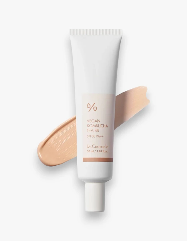 Marka Adı: Dr.Ceuracle
Ürün Adı: Dr.Ceuracle Unisex Vegan Kombucha Tea BB SPF30
Ürün Cinsiyeti: Unisex
Ürün Tipi: BB Krem
Ürün Sezonsallığı: Dört Mevsim
Ürün Çeşidi: Vegan BB Krem
Ürün Özellikleri: Bu vegan BB krem, kombuça çayı, niasinamid ve hyaluronik asit içeren formülüyle cildi nemlendirirken SPF30 PA++ ile güneş koruması sağlar. Hafif dokulu yapısı sayesinde ciltte doğal, ışıltılı ve sağlıklı bir görünüm oluşturarak kusurları nazikçe kapatır ve uzun süreli bir kalıcılık sunar. 30 ml'lik pratik tüp ambalajında sunulmuştur.
Öne Çıkan Detaylar:
- Kombuça çayı, niasinamid ve hyaluronik asit ile zenginleştirilmiş vegan formül
- SPF30 PA++ güneş koruma faktörü
- Cildi nemlendirirken doğal ışıltılı, hafif ve uzun süreli kapatıcılık
Kimler Kullanıyor?: Güzellik rutinlerinde sadeliği ve doğallığı ön planda tutan, ciltlerinin kendi kalitesini vurgulamak isteyen kişiler bu ürünü tercih ediyor. Tek adımda hem cilt bakımı faydaları arayan hem de hafif, sağlıklı ve ışıltılı bir makyaj görünümü elde etmek isteyenler için idealdir. Ağır fondötenler yerine ciltle bütünleşen, vegan içeriklere önem veren ve günlük güneş korumasını makyajlarıyla birleştirmeyi arzulayan herkesin beğenisini kazanır.